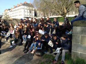 Suomalais- ja ranskalaisopiskelijat retkellä Nantesissa.